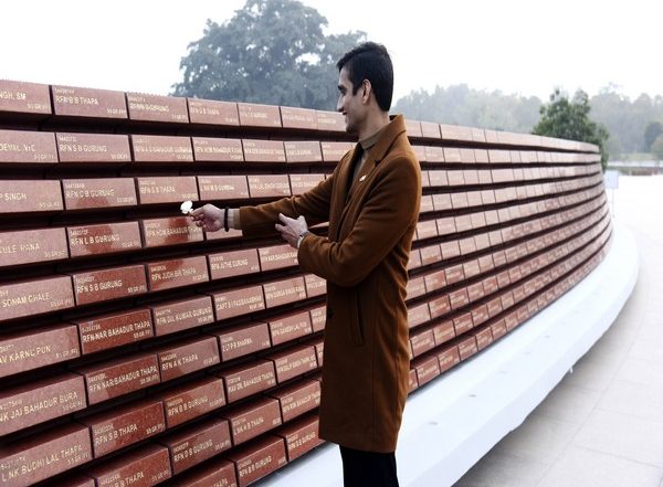 Sports News | Paralympian Sharad Kumar Visits National War Memorial, Reminiscences Bravery of Gorkha Regiment