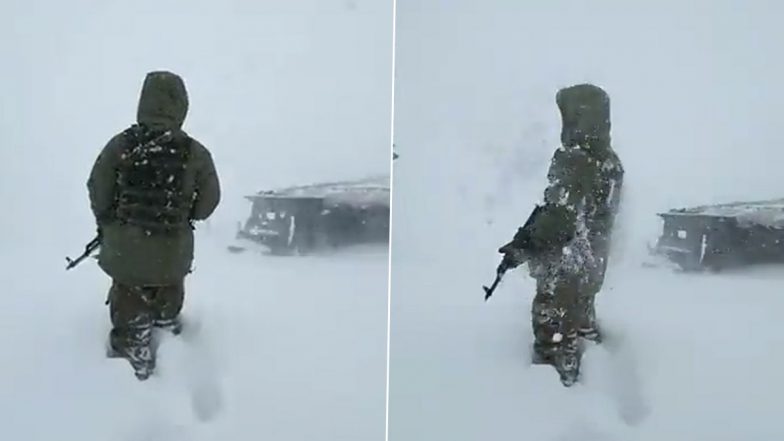 Soldier Guards Border in Jammu and Kashmir Despite Snow Storm; Video Shared by PRO Udhampur Goes Viral