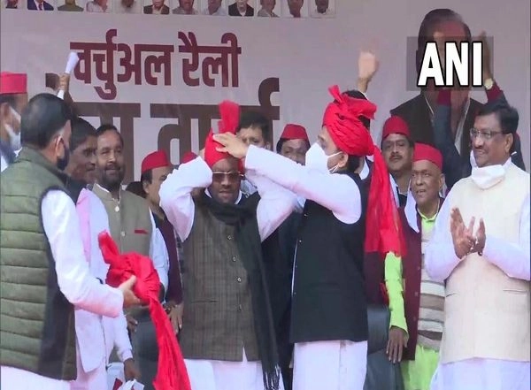 Uttar Pradesh Assembly Elections 2022: Former BJP Ministers Swami Prasad Maurya, Dharam Singh Saini Join Samajwadi Party