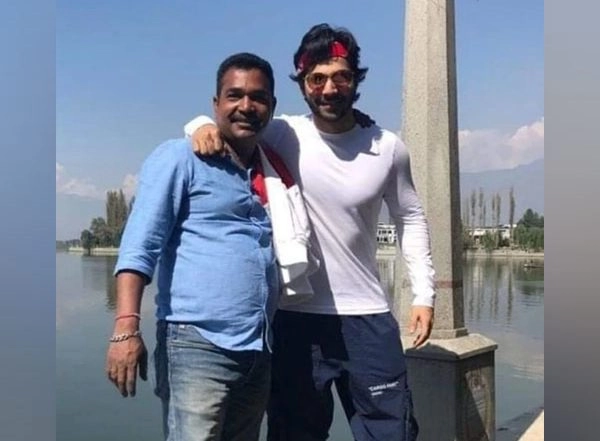 Entertainment News | Varun Dhawan Pays His Last Respects to Driver Manoj