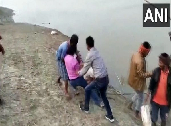 Uttar Pradesh: Man Refusing COVID-19 Jab Climbs Tree, Another Attacks Healthcare Worker in Ballia