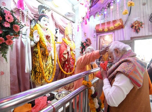 India News | PM Modi Offers Prayers at Meerut's Augarnath Temple