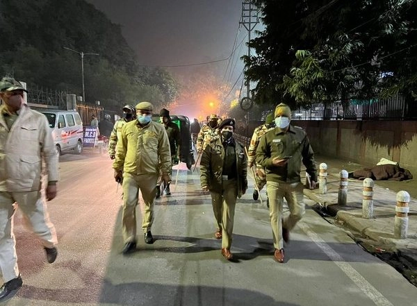India News | COVID-19: Delhi Police Hold Foot Patrolling in Daryaganj, Jama Masjid Areas