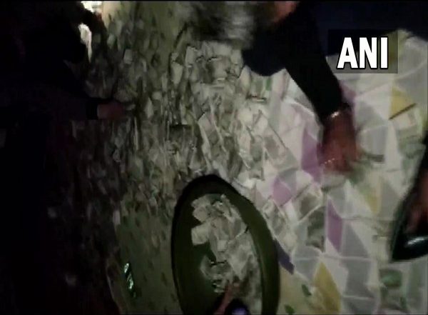 India News | MP: I-T Officials Conduct Search at Liquor Businessman Shankar Rai's House, Seizes Rs 8 Crore Cash, 3 Kilograms of Gold