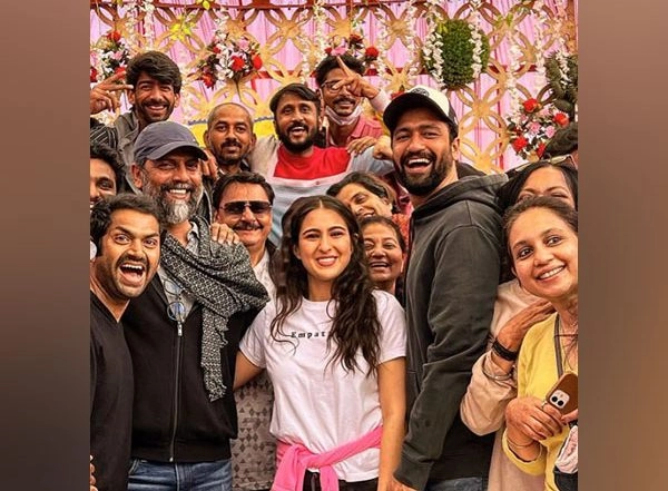 Entertainment News | Vicky Kaushal, Sara Ali Wrap Up Laxman Utekar's Untitled Film in Indore