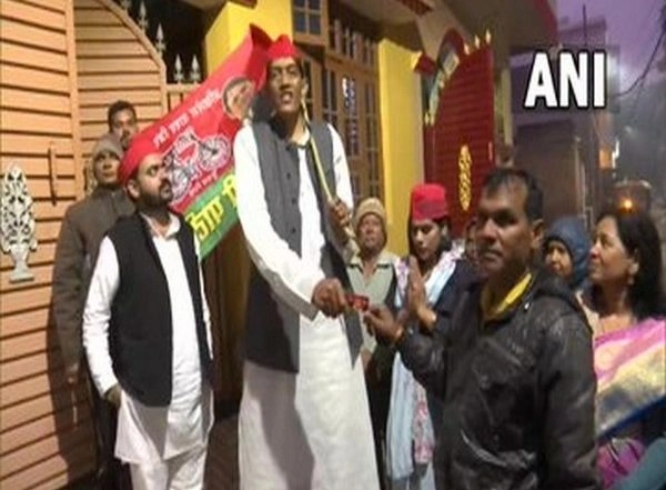 India News | 'India's Tallest Man' Dharmendra Pratap Singh Joins SP Ahead of UP Polls