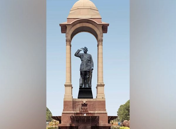 Entertainment News | Bollywood Celebs Commemorate Netaji Subhas Chandra Bose's 125th Birth Anniversary