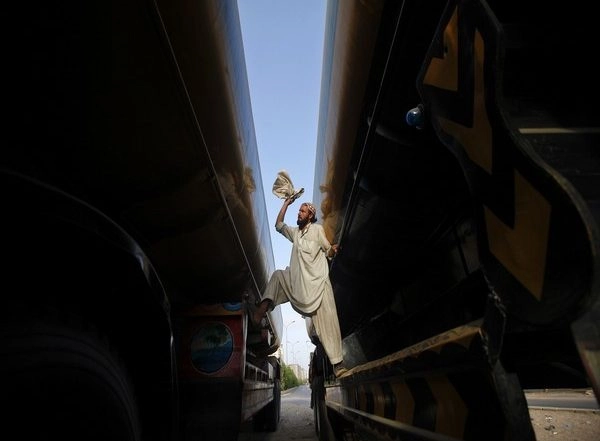 World News | Pakistan: Foreign Oil Companies Extracting Billions of Rupees, Says Retired Justice Wajihuddin Ahmed