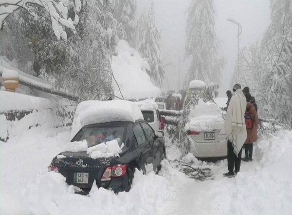 World News | Poor Roads, Absence of Snow-removal Machinery Caused Traffic Jam Led to Pakistan's Murree Tragedy: Report