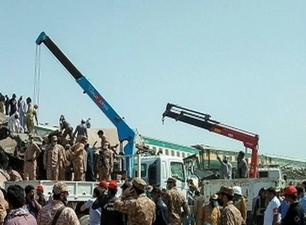 World News | 3 Killed as Train Hits Vehicle in Pakistan's Punjab Province