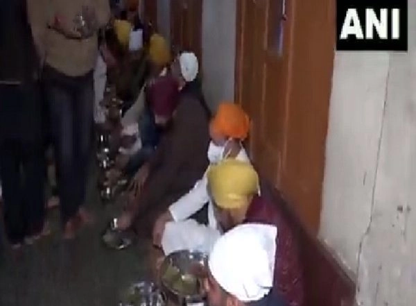 India News | Rahul Gandhi Partakes Langar at Golden Temple in Amritsar