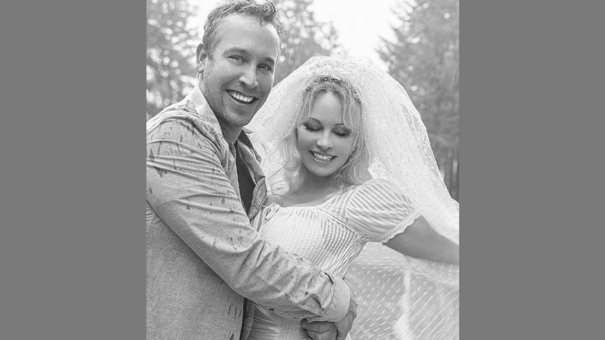 Agency News Pamela Anderson Splits From Fourth Husband Dan Hayhurst