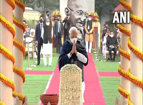 India News | PM Modi Pays Floral Tributes to Mahatma Gandhi on His Death Anniversary on Martyrs' Day