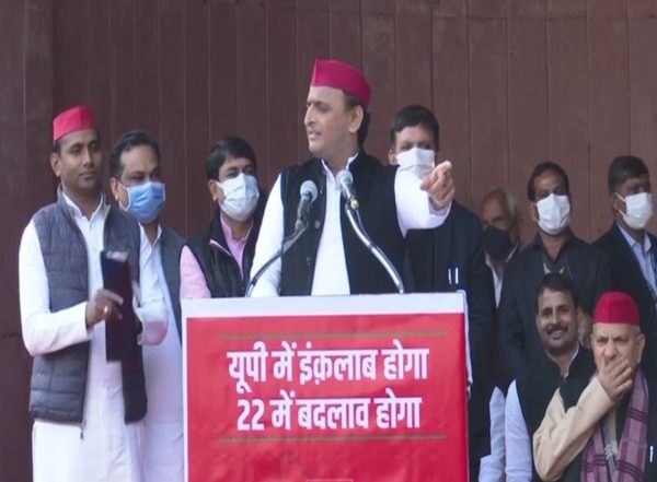 Uttar Pradesh Assembly Elections 2022: Akhilesh Yadav Takes Jibe at Yogi Adityanath Over Rebel MLAs, Says Wickets Falling But UP CM Doesn't Know How to Play Cricket