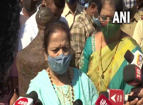 Mumbai Mayor Kishori Pednekar Visits Gateway of India, Advises People to Follow COVID-19 Appropriate Behaviour