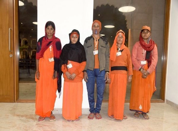 India News | PM Modi Sends 100 Pairs of Jute Footwear for Kashi Vishwanath Dham Workers