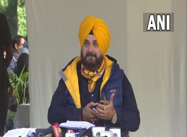 Punjab Assembly Elections 2022: Navjot Singh Sidhu Files Complaint with Election Commission Against AAP Over Its Campaign 'Janta Chunegi Apna CM'