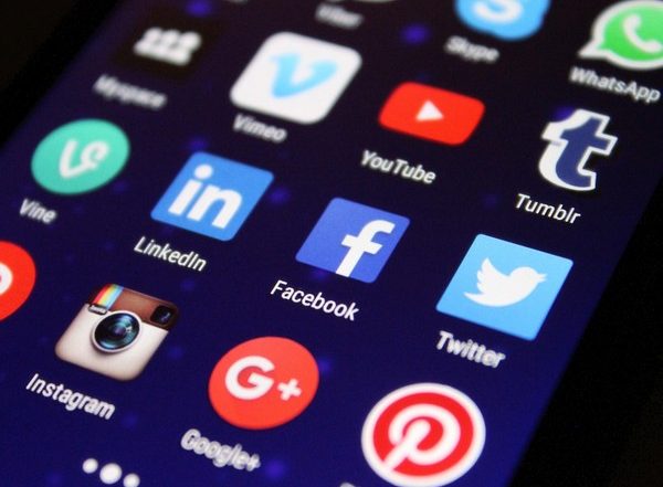 Social Media Users Receive Massive Number of Requests by Strange Chinese Profiles to Establish Communications