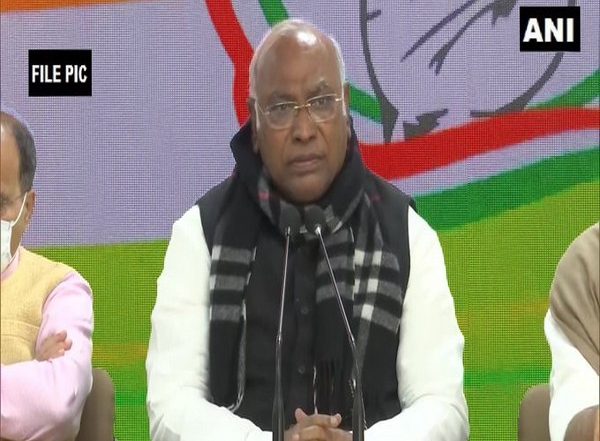 Assembly Elections 2022: BJP Campaigning on Planks of Riots, Polarisation, Pakistan for Upcoming Polls, Says Mallikarjun Kharge
