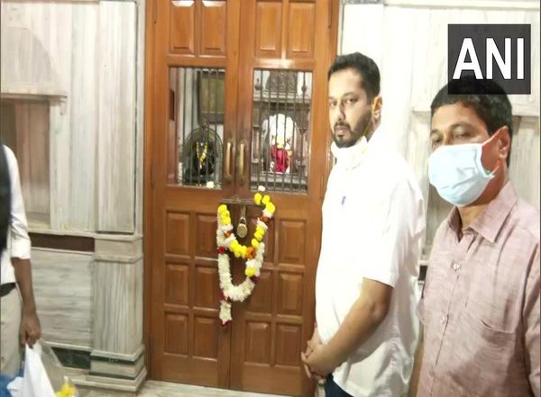 India News | Goa Polls: Manohar Parrikar's Son Utpal Offers Prayers at Mahalaxmi Temple Ahead of Filing Nomination