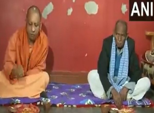 Makar Sankranti 2022: UP CM Yogi Adityanath Had 'Khichdi' With Dalit Party Worker Amrit Lal Bharti, His Family in Gorakhpur on Occasion of  Sankranti (Watch Video)