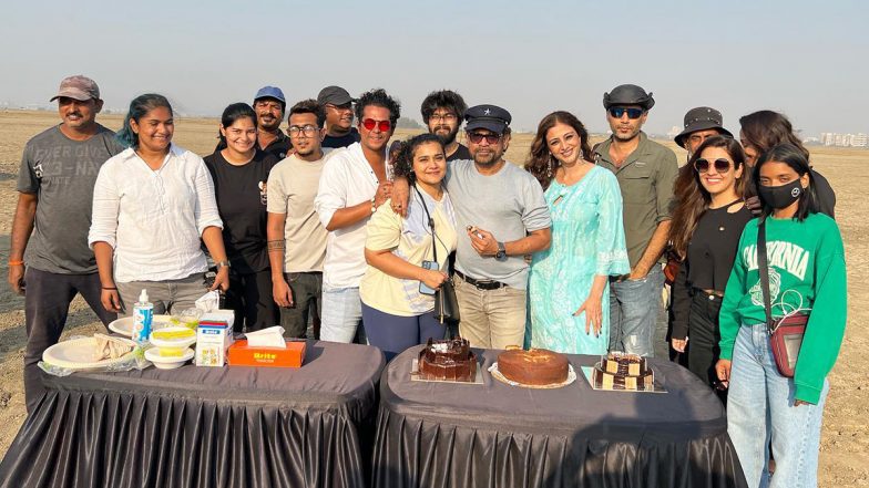 Bhool Bhulaiyaa 2: Tabu Poses With the Team As She Wraps Up Shooting of Kartik Aaryan’s Horror Comedy (View Pic)