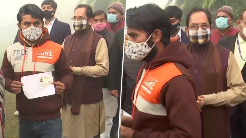 Uttar Pradesh Assembly Elections 2022: Union Minister Mukhtar Abbas Naqvi Stands In Queue At Polling Booth In Rampur To Cast His Vote For Phase 2 Polling