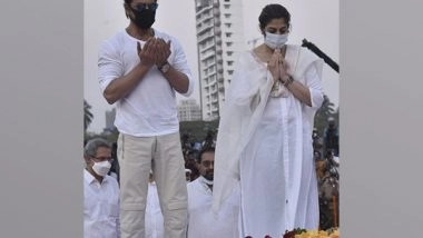 Entertainment News | Here's How Netizens Are Reacting to SRK Raising His Hands in Dua at Lata Mangeshkar's Funeral