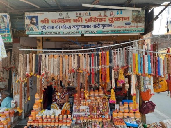 India News | Sandalwood Among Key Souvenirs in Ayodhya Attracting Pilgrims from Across Nation - Vimarsana News