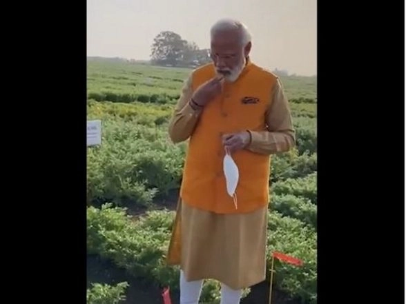 PM Narendra Modi Visits ICRISAT Campus, Tastes ‘Chana’ Direct From Farm