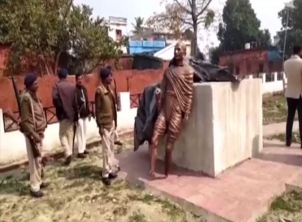 India News | Mahatama Gandhi's Statue Vandalised by Miscreants in Motihari