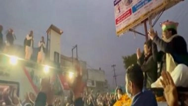 India News | Priyanka Gandhi, Akhilesh Yadav-Jayant Chaudhary Greet with Folded Hands as They Come Face to Face During Poll Campaigning in UP