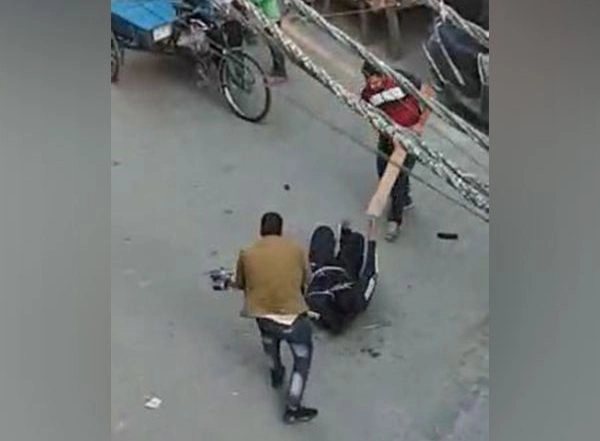 Delhi: Family Attacks Their Relatives With Sticks Over Property Dispute in Usmanpur, One Held (Watch Video)