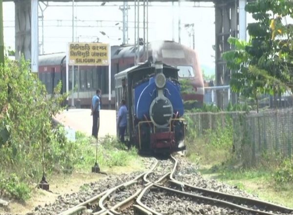 India News | Good News for Tourists: Toy Train Ride in Darjeeling to Become More Affordable from March