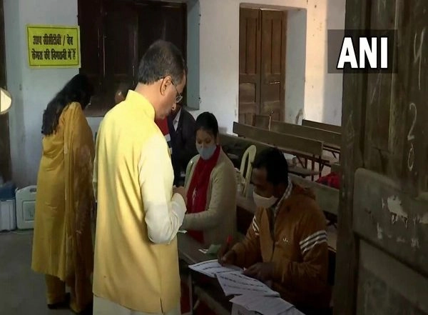 India News | UP Assembly Polls: Dy CM Dinesh Sharma Casts His Vote in Lucknow