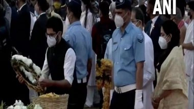 India News | Uddhav Thackeray, Aaditya Thackeray Pay Last Respects to Lata Mangeshkar in Mumbai
