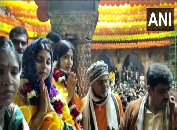 Uttar Pradesh Assembly Elections 2022: Dimple Yadav, Samajwadi Party Leader Akhilesh Yadav’s Wife, Offers Prayers at Banke Bihari Temple in Vrindavan