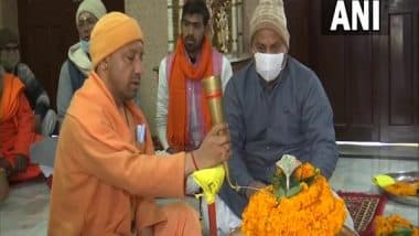 Uttar Pradesh Assembly Elections 2022: Yogi Adityanath Offers Prayers at Gorakhnath Temple Ahead of Filing Nomination Today in Gorakhpur