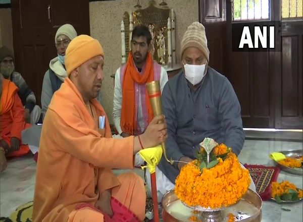 Uttar Pradesh Assembly Elections 2022: Yogi Adityanath Offers Prayers at Gorakhnath Temple Ahead of Filing Nomination Today in Gorakhpur