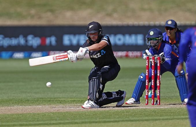 Amelia Kerr Century Helps New Zealand Women Beat India Women by 3 Wickets in 2nd ODI, Take 2-0 Lead in the Series