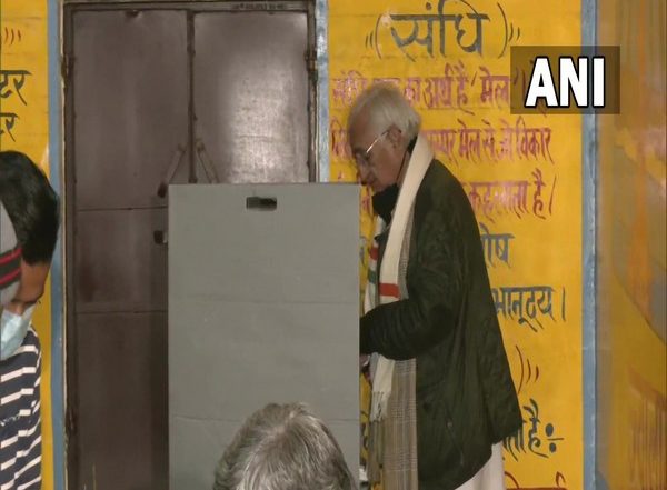 Uttar Pradesh Assembly Elections 2022: Salman Khurshid Casts Vote in Farrukhabad Sadar Constituency