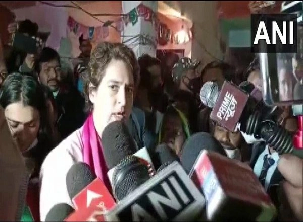India News | 'They Don't Want Aid, but Justice': Priyanka Gandhi Meets Kin of 22-yr-old Girl Found Dead in Unnao