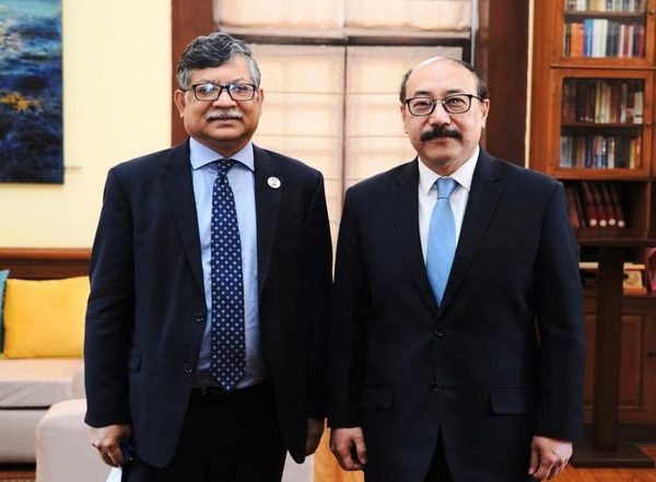 World News | Shringla Meets Bangladesh Counterpart Momen, Discusses Ways to Strengthen Bilateral Ties