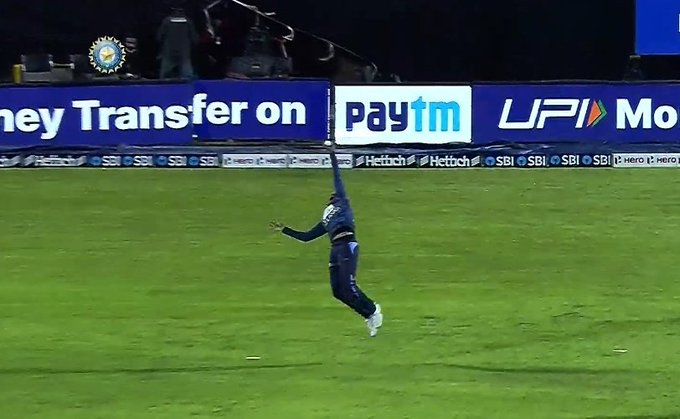 Binura Fernando Catch Video: Watch Sri Lankan Fielder Take a Stunner to Dismiss Sanju Samson