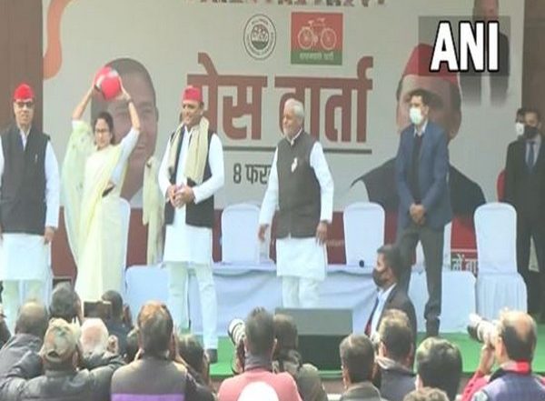 India News | Mamata Urges People Vote for Akhilesh, Don't Fall for BJP's False Promises