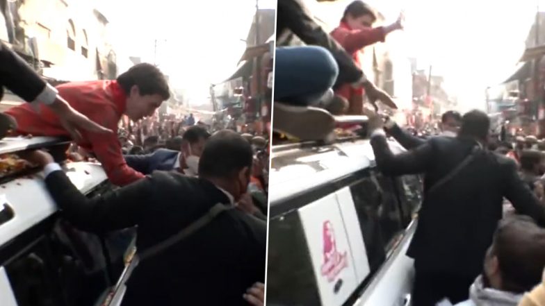 Uttar Pradesh Assembly Elections 2022: Priyanka Gandhi Vadra Gives Congress Youth Manifesto 'Bharti Vidhan' To BJP Workers During Roadshow In Aligarh (Watch Video)