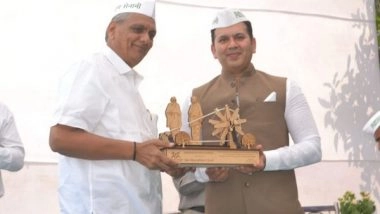 Business News | Surat's Greenman Celebrates Valentine's Day by Paying Tributes to Pulwama Martyrs at Udhana Railway Station