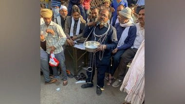 India News | UP Polls: Independent Candidate from Firozabad Pitching for the Rights of Bangle Workers, Campaigns Wearing Shackles