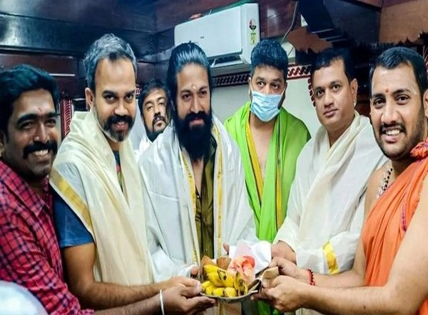 Entertainment News | Team 'KGF: Chapter 2' Visits Mangaluru Temple Ahead of Film Release