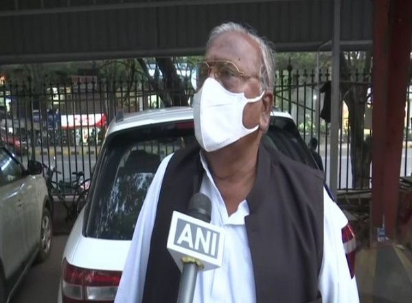 Congress Leader Hanumantha Rao Warns Telangana CM K Chandrashekar Rao, Ask Him to Take Back 'Rewriting Constitution' Remark
